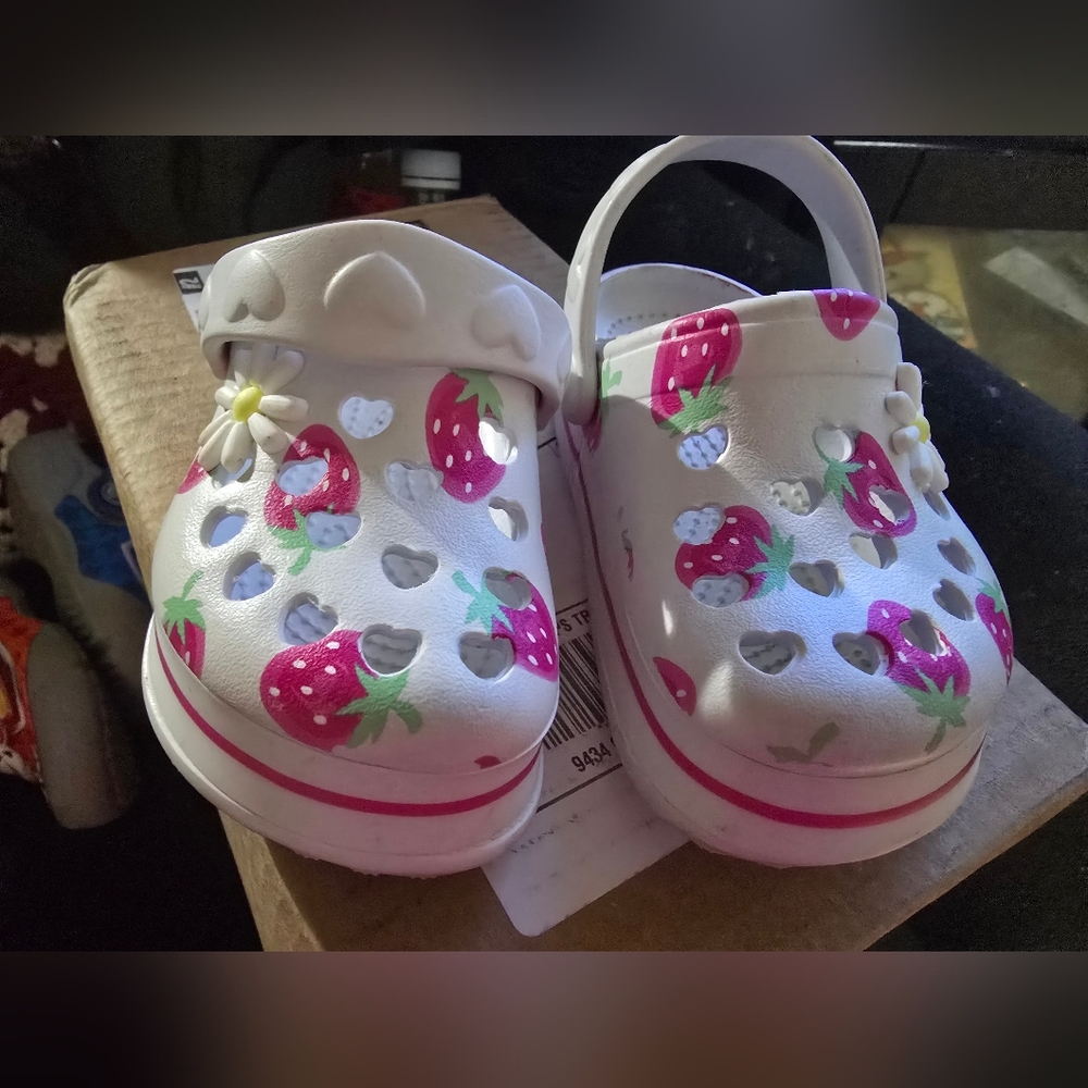 Strawberry 🍓 croc like shoes